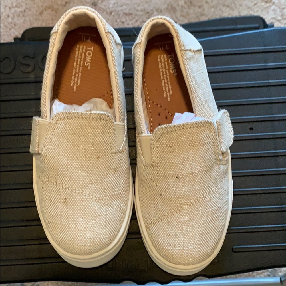 TOMS size 11 NWT